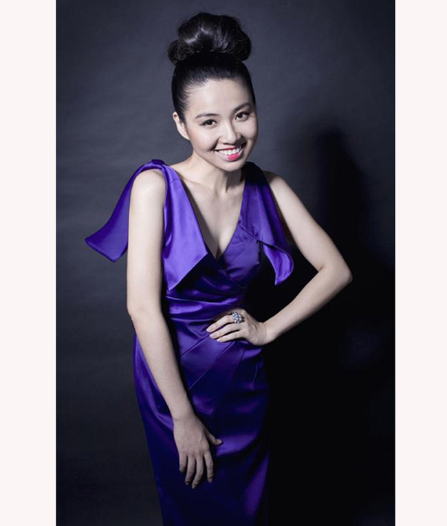 Cô là một nữ diễn viên điện ảnh, diễn viên hài và diễn viên kịch nổi tiếng người Việt Nam.
