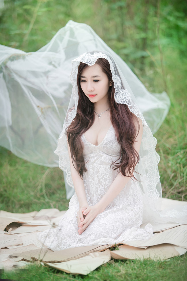 Hot girl Nu Phạm gợi cảm trong trang phục cô dâu

