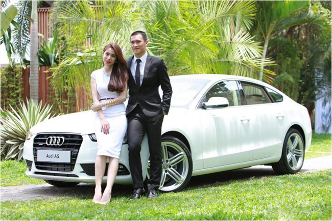 Nhờ có lương cao ngất ngưởng và tích cực tham gia quảng cáo, tiền đạo người Nghệ An không khó trong việc tậu những chiếc xe ưng ý như Mercedes SLK 200 (1,8 tỷ đồng), Audi A5 Sportback (2,3 tỷ đồng).
