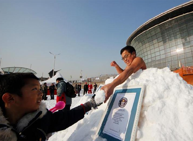 Người đàn ông 53 tuổi đã từng xác lập 2 kỷ lục thế giới ngâm mình trong tuyết lạnh
