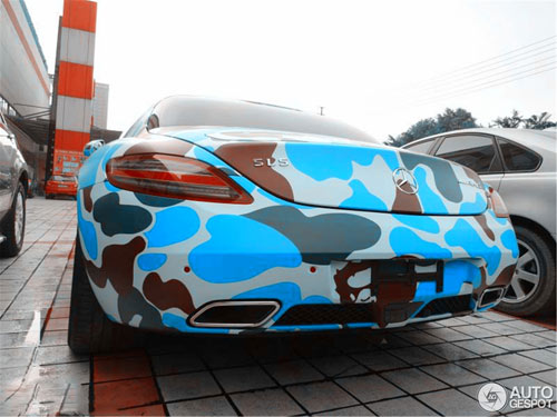 Mercedes-Benz SLS AMG màu "rằn ri" bắt mắt - 1