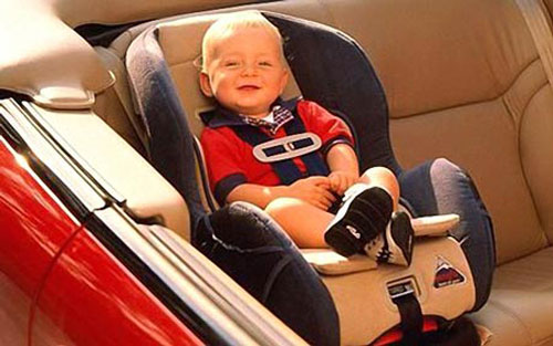 Cần làm gì để an toàn cho trẻ nhỏ khi đi ô tô? - 1