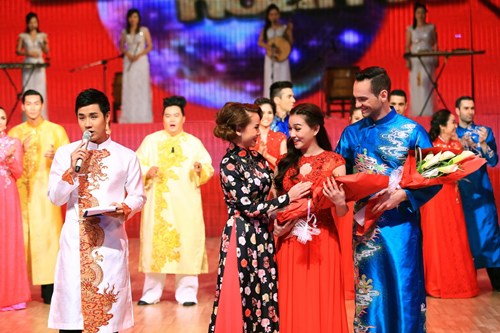 Ốc Thanh Vân mạo hiểm khiêu vũ trên bàn - 10