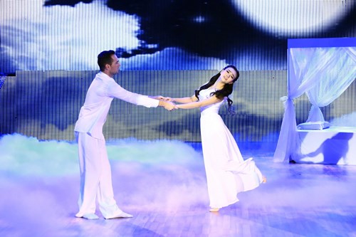 Ốc Thanh Vân mạo hiểm khiêu vũ trên bàn - 14