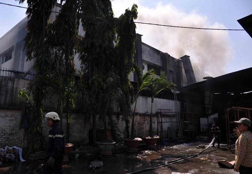 Bà hỏa thiêu 2 xưởng liền kề, công nhân tháo chạy - 2