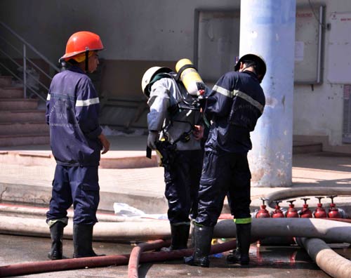 Bà hỏa thiêu 2 xưởng liền kề, công nhân tháo chạy - 4