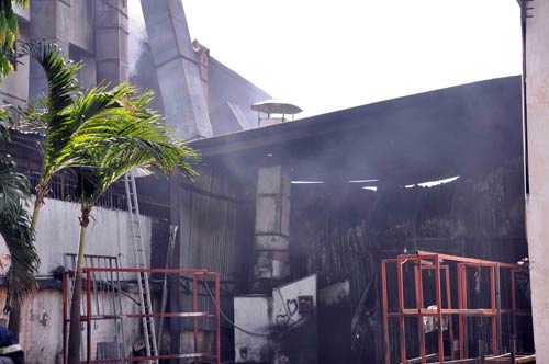 Bà hỏa thiêu 2 xưởng liền kề, công nhân tháo chạy - 3