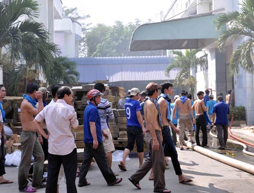 Bà hỏa thiêu 2 xưởng liền kề, công nhân tháo chạy - 5