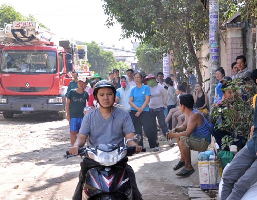 Bà hỏa thiêu 2 xưởng liền kề, công nhân tháo chạy - 6