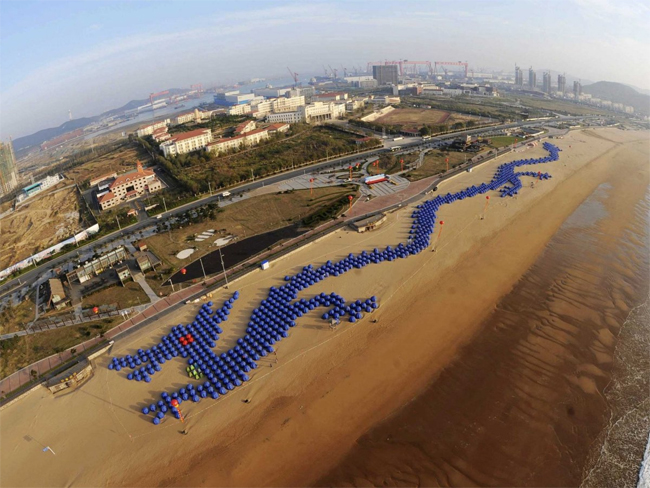 Để xác lập kỉ lục thế giới bộ ghép hình từ nhưng chiếc lều lớn nhất, 900 chiếc lều đã được dựng tại bãi biển Thanh Đảo, Sơn Đông vào tháng 10/2012 và tạo thành hình con rồng.
