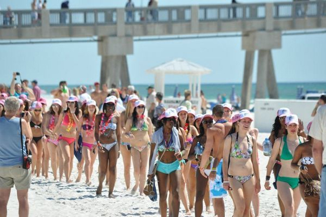 1.085 tại tỉnh Liên Ninh đã xác lập kỉ lục diễu hành bikini lớn nhất thế giới với những người phụ nữ từ 6 đến 60 tuổi.

