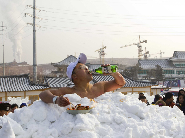 Jin Songhao thiết lập kỉ lục thế giới là người ngâm mình trong tuyết thời gian lâu nhất là 46 phút 7 giây.
