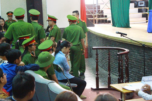 Tuyên án 2 bảo mẫu hành hạ trẻ dã man - 2