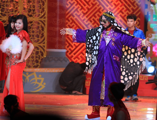 Táo Quân 2014: "Ngọc Hoàng giả" ăn cắp vặt - 4