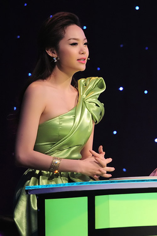 Bờ vai thon trên hàng ghế giám khảo - 2