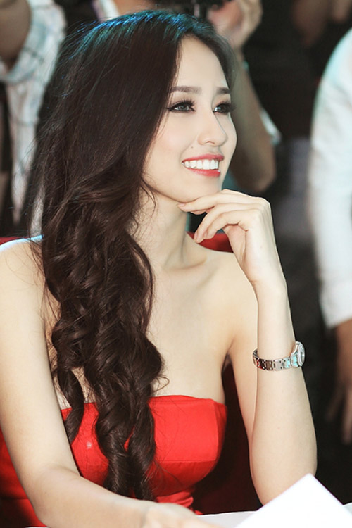 Bờ vai thon trên hàng ghế giám khảo - 12