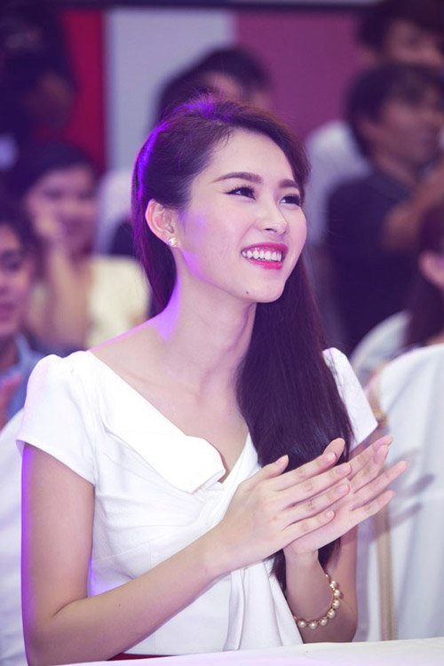 Bờ vai thon trên hàng ghế giám khảo - 3