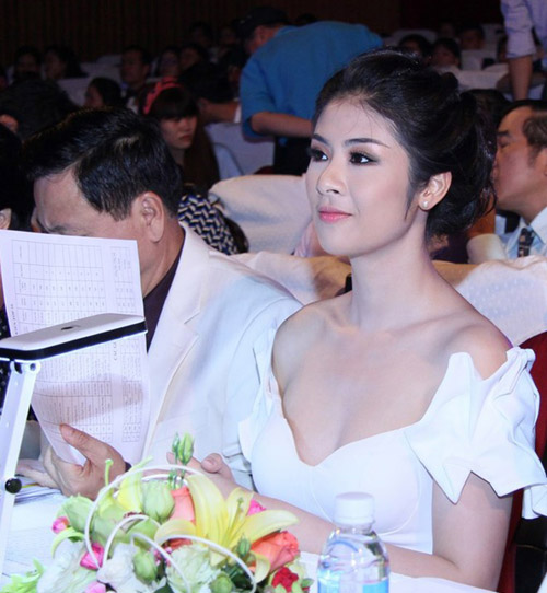 Bờ vai thon trên hàng ghế giám khảo - 4