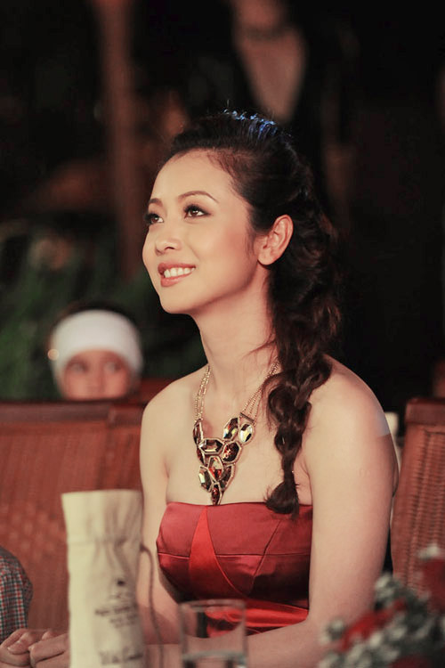 Bờ vai thon trên hàng ghế giám khảo - 8