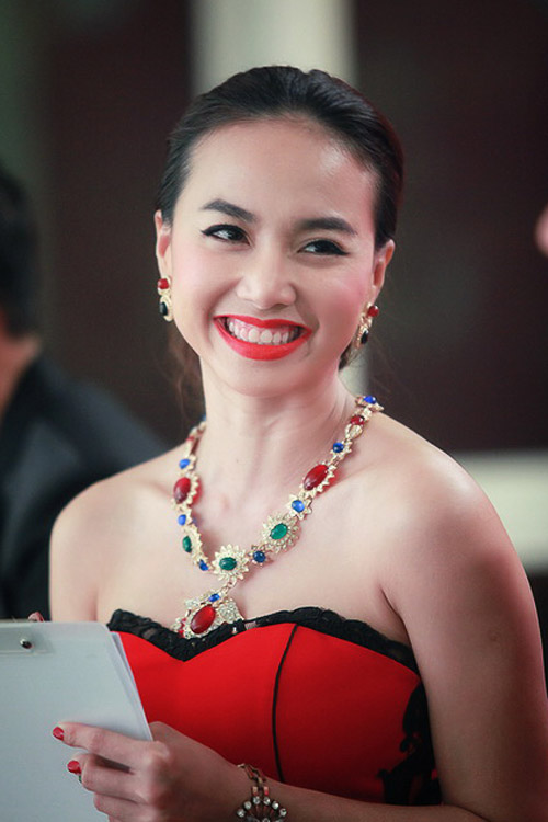 Bờ vai thon trên hàng ghế giám khảo - 10