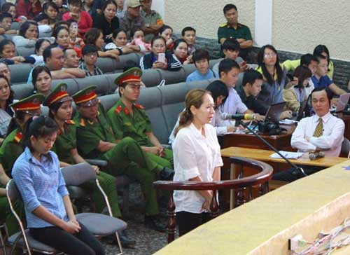 Tuyên án 2 bảo mẫu hành hạ trẻ dã man - 10