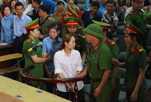 Tuyên án 2 bảo mẫu hành hạ trẻ dã man - 11