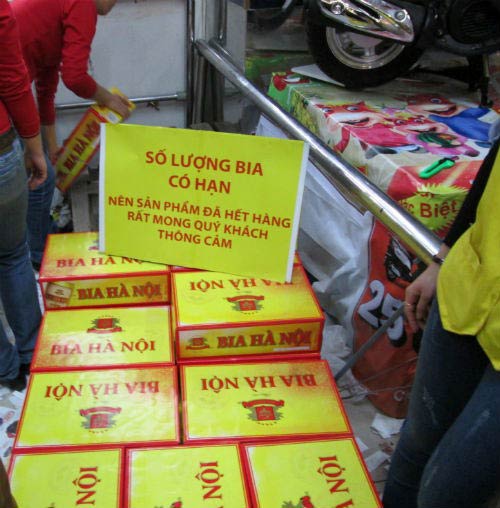 Dân HN đổ xô sắm tết, siêu thị "cháy" bia - 2