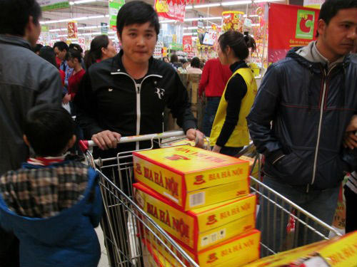 Dân HN đổ xô sắm tết, siêu thị "cháy" bia - 3