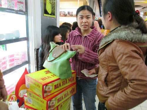 Dân HN đổ xô sắm tết, siêu thị "cháy" bia - 4