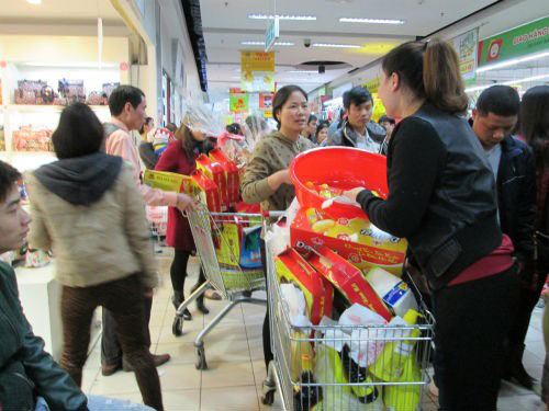 Dân HN đổ xô sắm tết, siêu thị "cháy" bia - 5