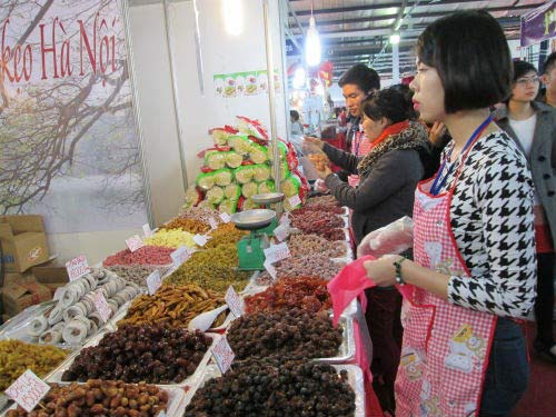 Dân HN đổ xô sắm tết, siêu thị "cháy" bia - 7