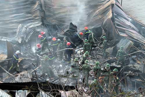 Hà Nội: Kho hàng cháy ngùn ngụt - 4