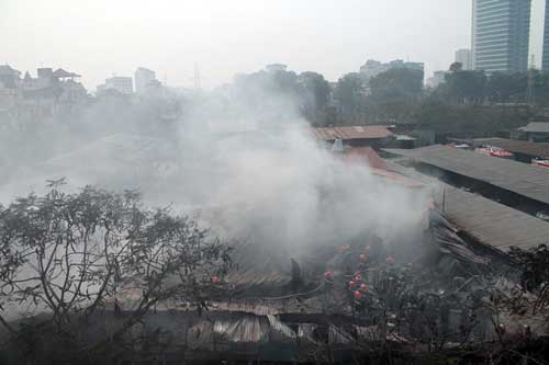 Hà Nội: Kho hàng cháy ngùn ngụt - 2