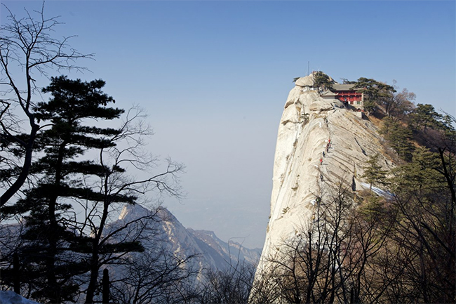 Nhiếp ảnh gia Jimmy Cheng mặc dù không phải là vận động viên leo núi chuyên nghiệp nhưng đã đi qua tất cả 5 đỉnh của núi Hua - một trong những ngọn núi dốc nhất thế giới
