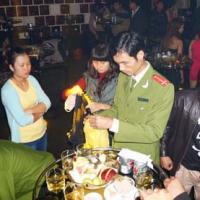 Pháp luật - 50 cảnh sát đột kích quán bar giữa đêm