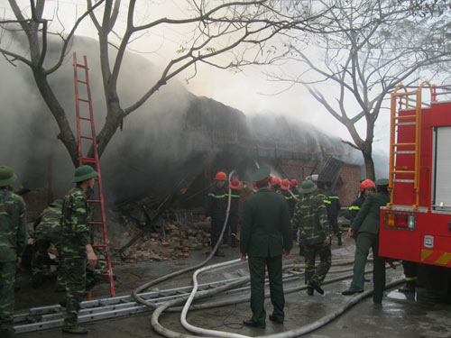 Chùm ảnh: Hoang tàn sau đám cháy kho hàng - 7