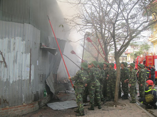 Chùm ảnh: Hoang tàn sau đám cháy kho hàng - 6