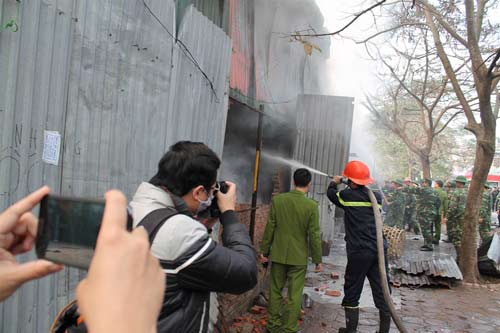 Chùm ảnh: Hoang tàn sau đám cháy kho hàng - 2