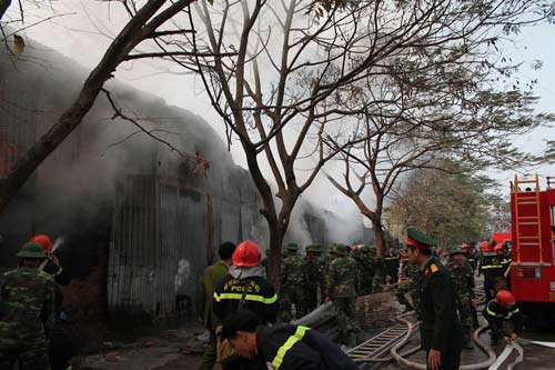 Chùm ảnh: Hoang tàn sau đám cháy kho hàng - 3