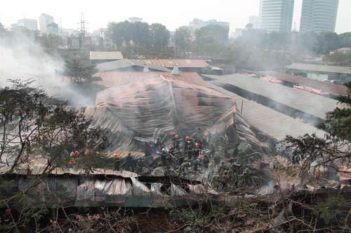 Chùm ảnh: Hoang tàn sau đám cháy kho hàng - 5