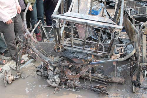 Chùm ảnh: Hoang tàn sau đám cháy kho hàng - 8