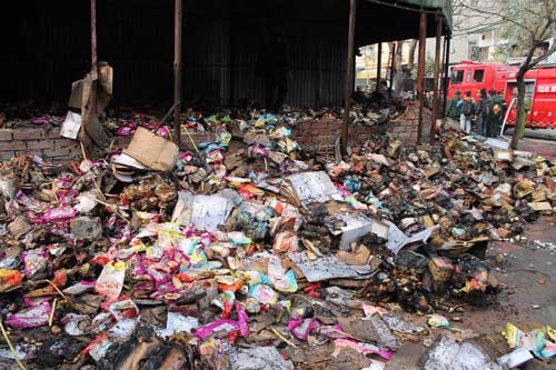 Chùm ảnh: Hoang tàn sau đám cháy kho hàng - 9