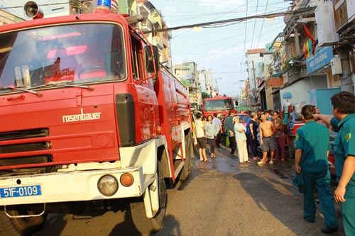 TPHCM: Cháy lớn ở chung cư 23 tầng - 2