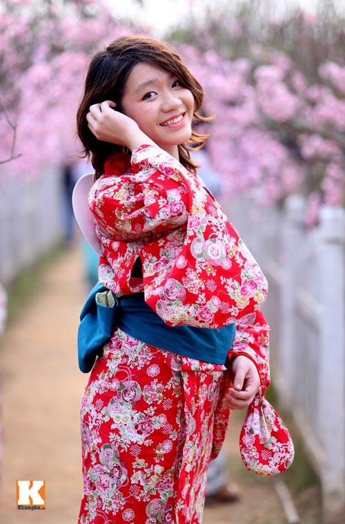 Thiếu nữ diện kimono khoe sắc bên hoa đào - 11