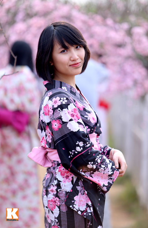 Thiếu nữ diện kimono khoe sắc bên hoa đào - 12