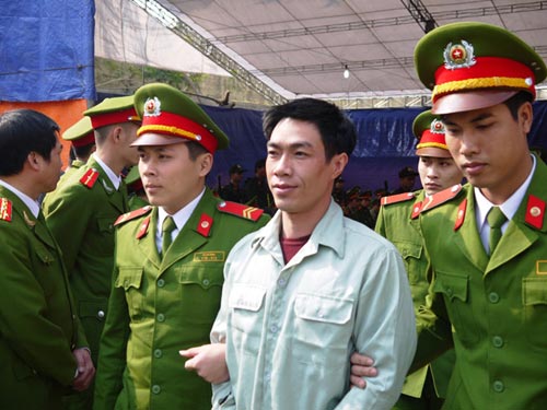 Các bị cáo khóc, cười sau phiên tòa 30 án tử - 1