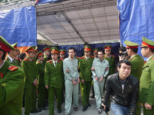 Các bị cáo khóc, cười sau phiên tòa 30 án tử - 11