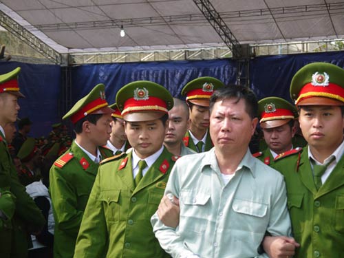 Các bị cáo khóc, cười sau phiên tòa 30 án tử - 14