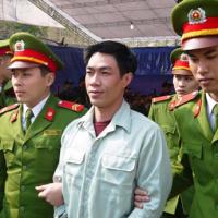 Pháp luật - Các bị cáo khóc, cười sau phiên tòa 30 án tử