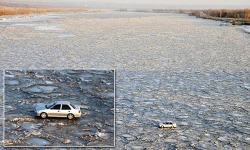 TQ: Tránh phí cầu, liều mạng lái xe qua sông băng - 1